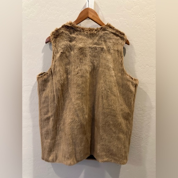 Vintage Hillary Scott Faux/Vegan fur vest with rivets large - Picture 4 of 5